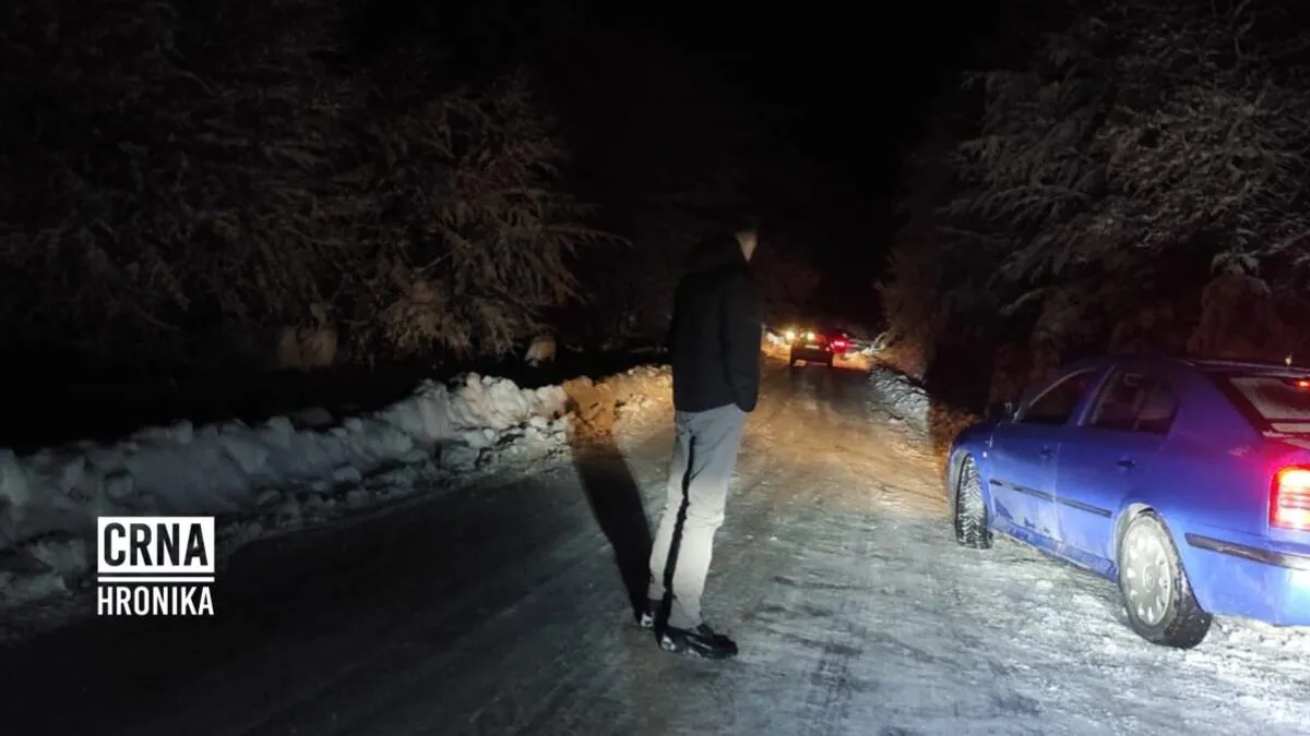 Ni potpuno nove zimske gume nisu pomogle vozačima da savladaju ledenu površinu