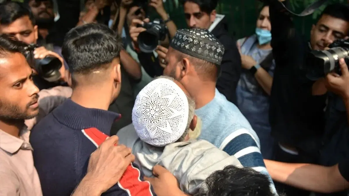 Članovi porodica žrtava eksplozije automobila u blizini historijske Crvene tvrđave okupili su se ispred mrtvačnice Medicinskog fakulteta 