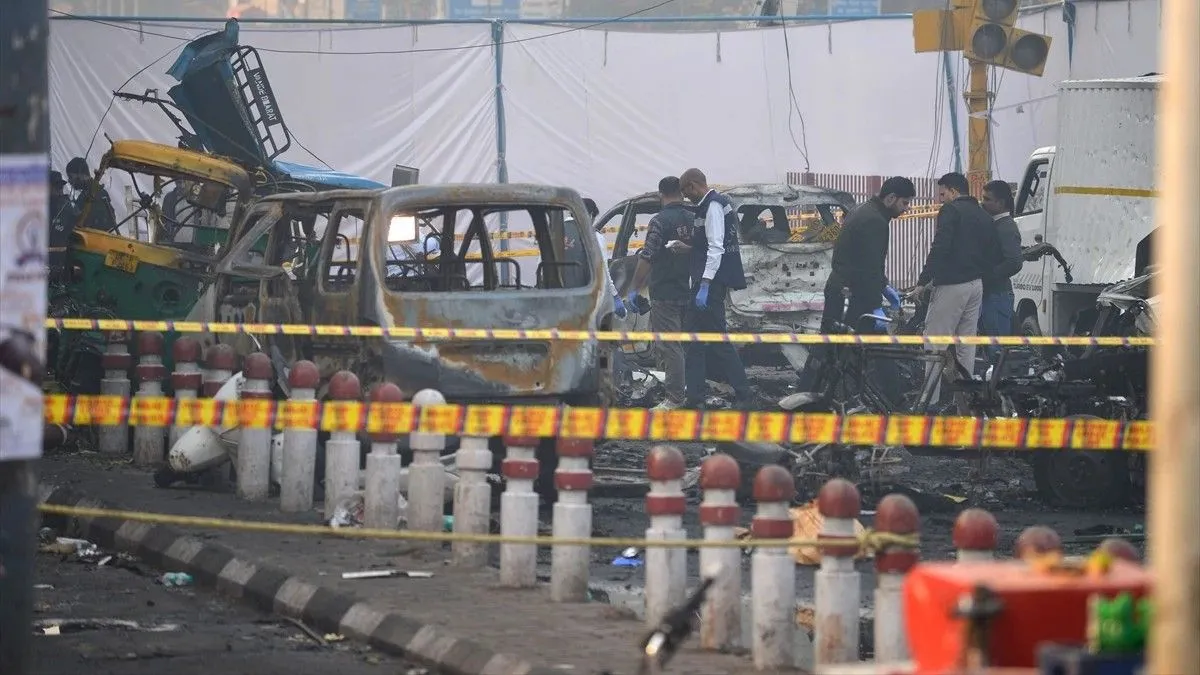 Članovi porodica žrtava eksplozije automobila u blizini historijske Crvene tvrđave okupili su se ispred mrtvačnice Medicinskog fakulteta 