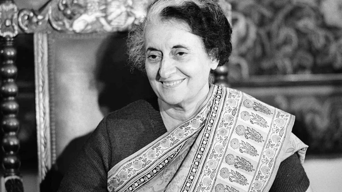 Indira Gandhi bila je premijerka u dva razdoblja - od 1966. do 1977. te ponovo od 1980. do 1984. godine. 