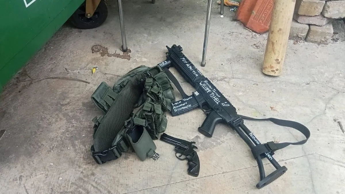 Vlasti u Indoneziji su na mjestu događaja pronašle prsluk za tijelo i vatreno oružje što smatraju naznakom terorističke operacije.