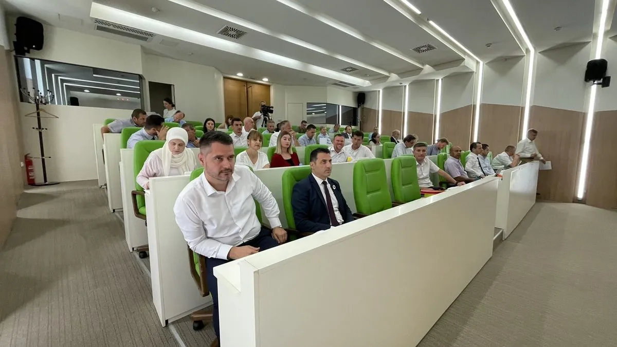 Poznat je po aferi vezanoj za nedostatak radnog iskustva u struci nakon sticanja visoke stručne spreme, obzirom da je diplomirao socijalni rad tek u 45. godini života.