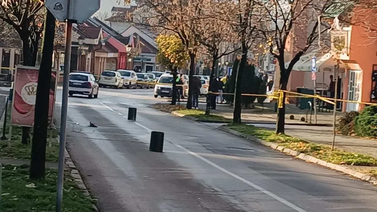 Policijski službenici su u mjestu Jelovo Brdo u blizini Kalesije pronašli napušteni i zapaljeni automobil kojeg su koristili osumnjičeni i u blizini automobila pronašli i tijelo