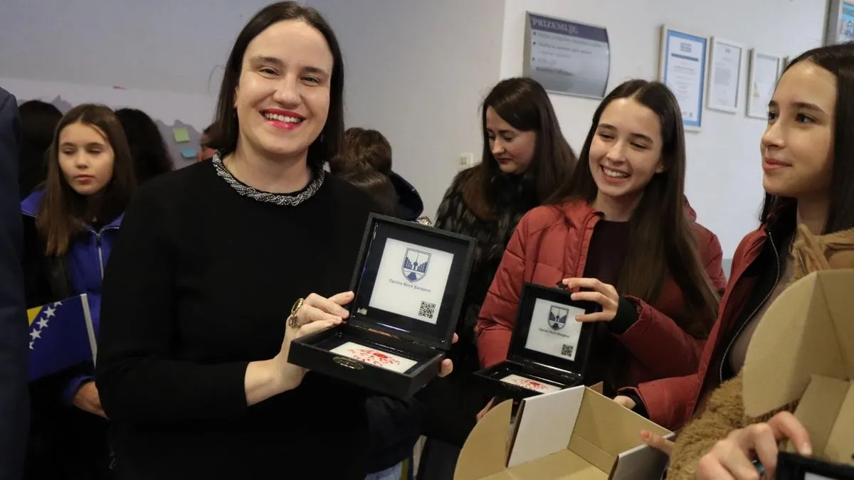 Njihove poruke pokazuju nam zašto se Bosna i Hercegovina voli – srcem, dobrim djelima i vjerom u bolje sutra, kazala je Karić