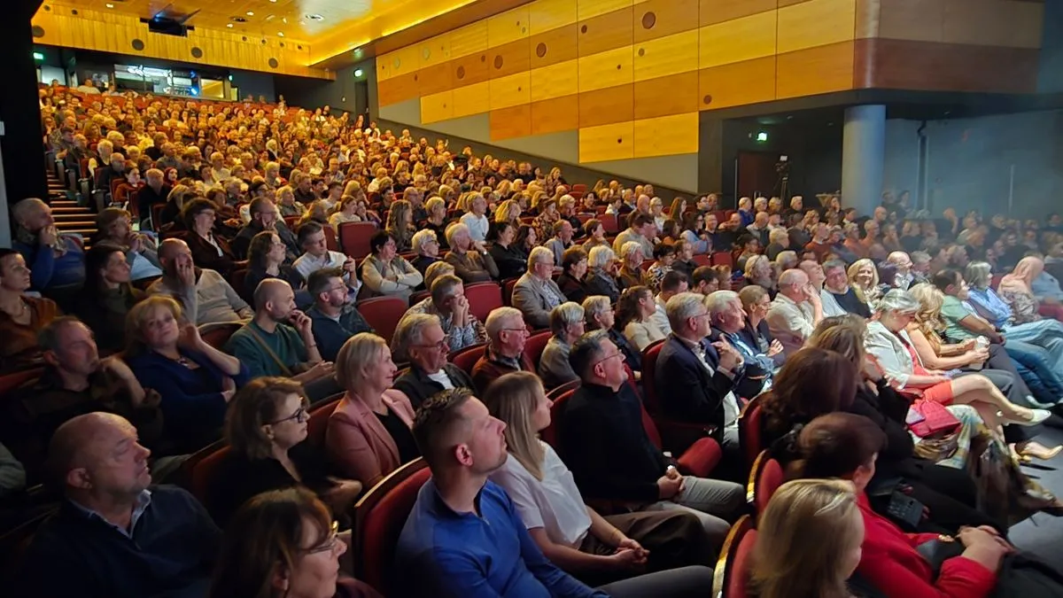 Koncertu su prisustvovali i brojni Holanđani, koji su, dirnuti atmosferom i porukom događaja, izrazili veliko oduševljenje i podršku majkama Srebrenice