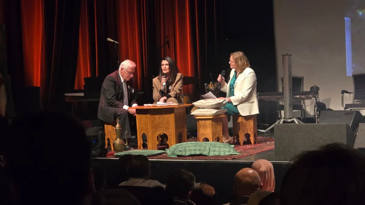 Koncertu su prisustvovali i brojni Holanđani, koji su, dirnuti atmosferom i porukom događaja, izrazili veliko oduševljenje i podršku majkama Srebrenice