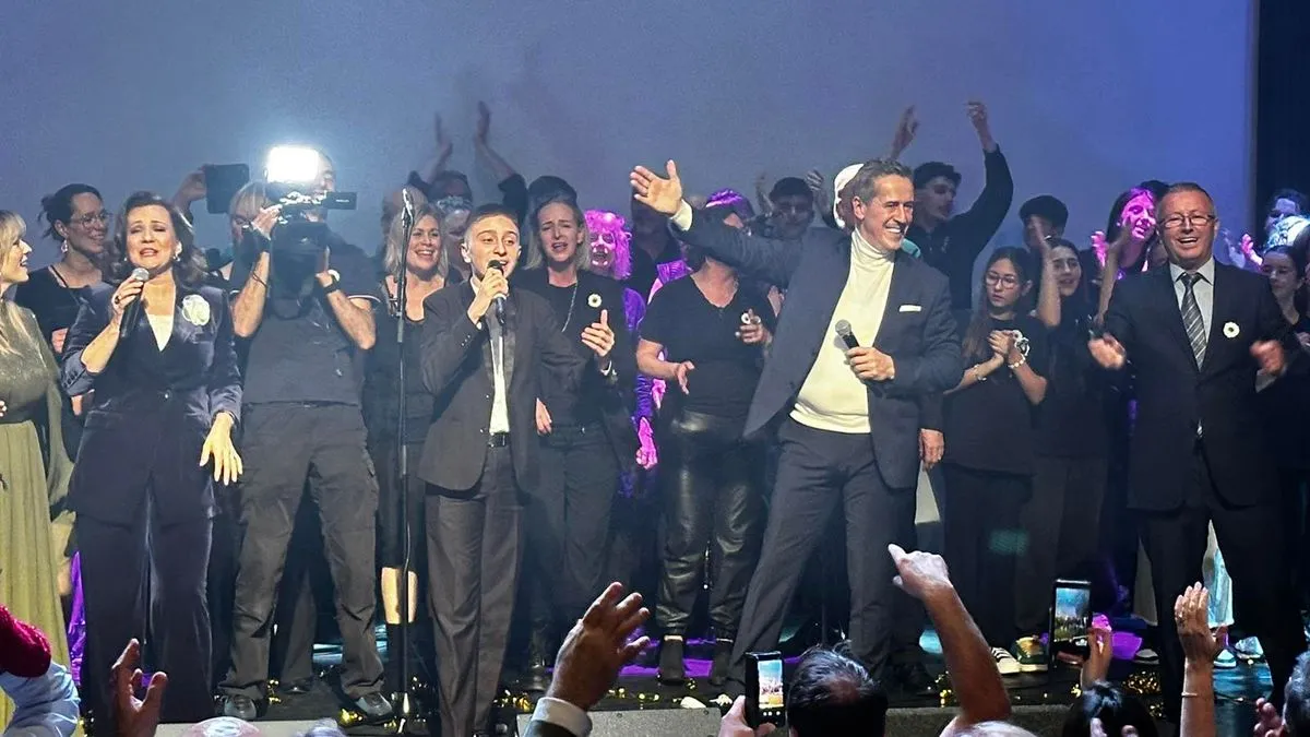 Koncertu su prisustvovali i brojni Holanđani, koji su, dirnuti atmosferom i porukom događaja, izrazili veliko oduševljenje i podršku majkama Srebrenice