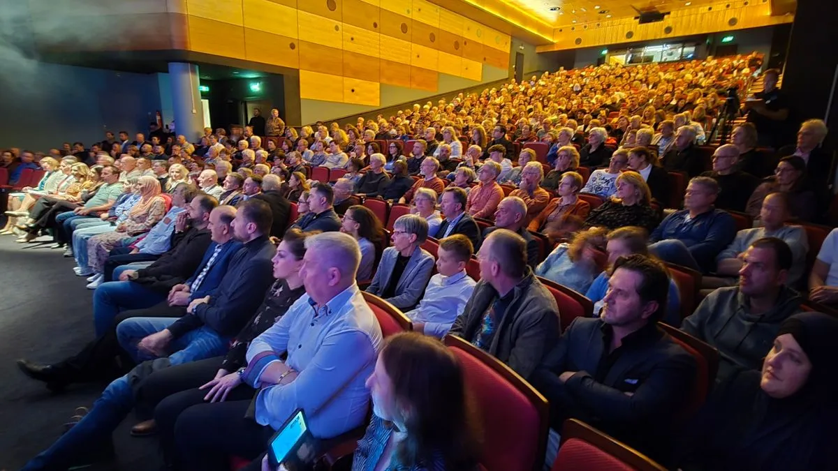 Koncertu su prisustvovali i brojni Holanđani, koji su, dirnuti atmosferom i porukom događaja, izrazili veliko oduševljenje i podršku majkama Srebrenice