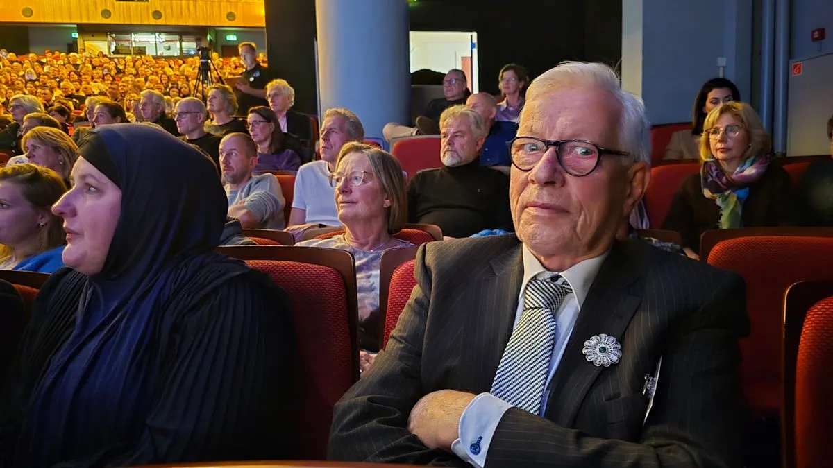 Koncertu su prisustvovali i brojni Holanđani, koji su, dirnuti atmosferom i porukom događaja, izrazili veliko oduševljenje i podršku majkama Srebrenice