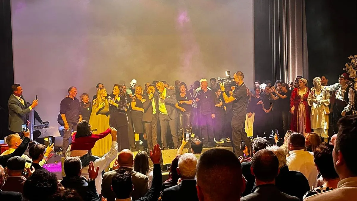 Koncertu su prisustvovali i brojni Holanđani, koji su, dirnuti atmosferom i porukom događaja, izrazili veliko oduševljenje i podršku majkama Srebrenice