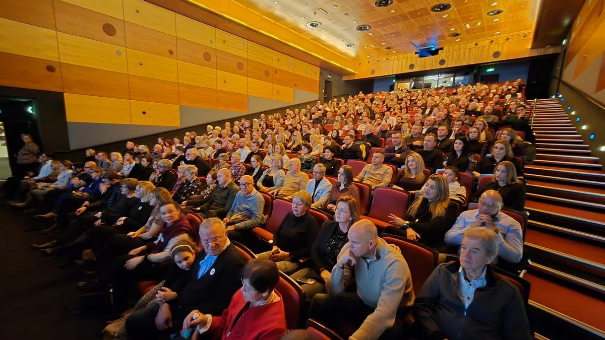 Koncertu su prisustvovali i brojni Holanđani, koji su, dirnuti atmosferom i porukom događaja, izrazili veliko oduševljenje i podršku majkama Srebrenice
