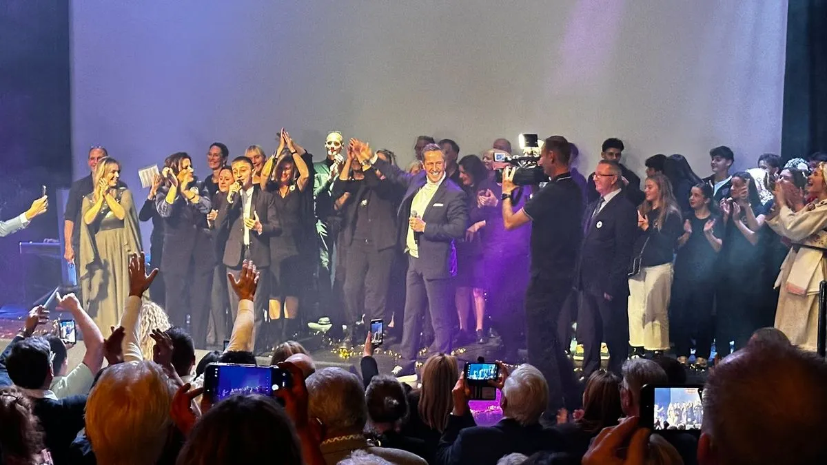 Koncertu su prisustvovali i brojni Holanđani, koji su, dirnuti atmosferom i porukom događaja, izrazili veliko oduševljenje i podršku majkama Srebrenice