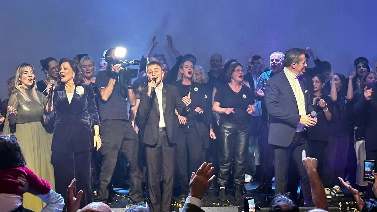 Koncertu su prisustvovali i brojni Holanđani, koji su, dirnuti atmosferom i porukom događaja, izrazili veliko oduševljenje i podršku majkama Srebrenice