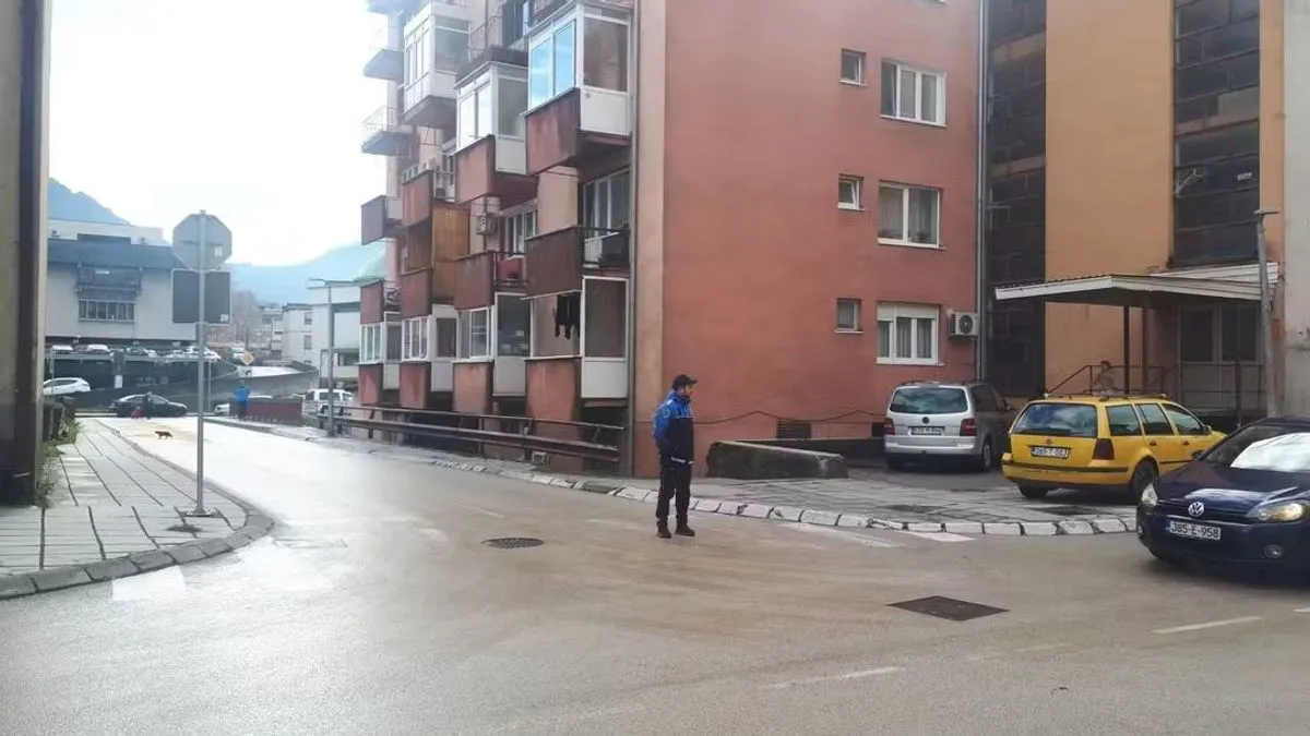 Havarija u Konjicu: Izlila se nafta iz kamiona u centru grada, saobraćaj potpuno obustavljen