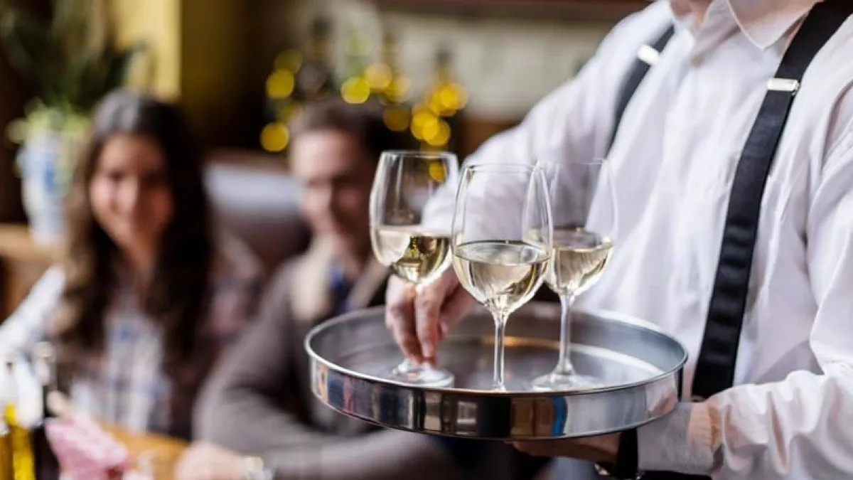 U Austriji niko ne želi konobarisati za 2.200 eura