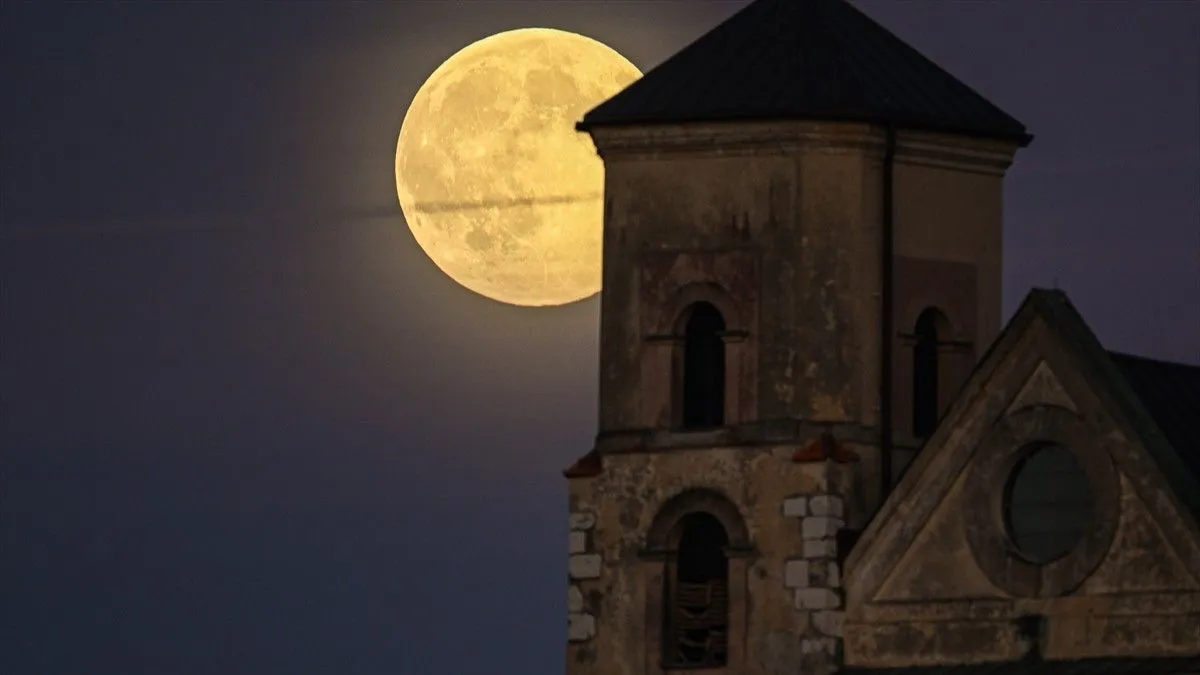 Supermjesec se javlja nekoliko puta godišnje, a njegova pojava zavisi od poravnanja Mjesečeve orbite sa Zemljom i Suncem