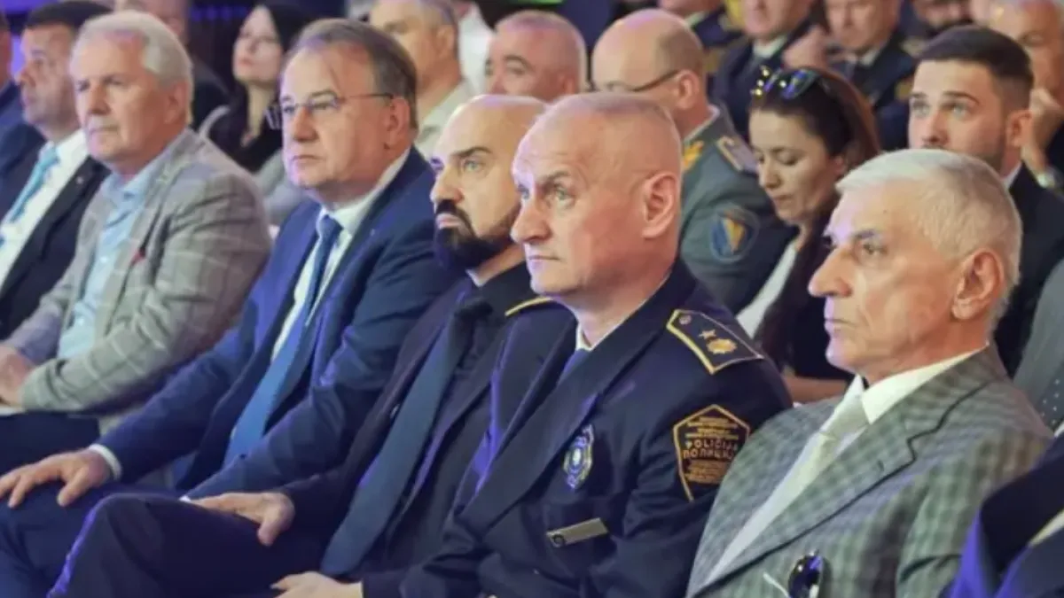 Poruke pronađene u telefonu Vahidina Munjića dokazuju da je Isakovićevo imenovanje dogovoreno sa Arijanom Huseinović-Ajanović, šeficom kabineta Nermina Nikšića