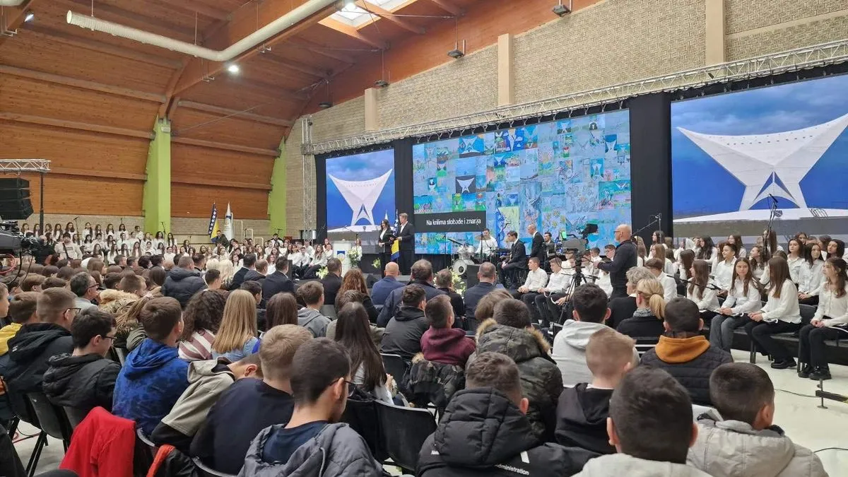 Učenici su satima uživali u raznovrsnom programu ispunjenom patriotskim pjesmama, emotivnim pričama i edukativnim historijskim sadržajima.