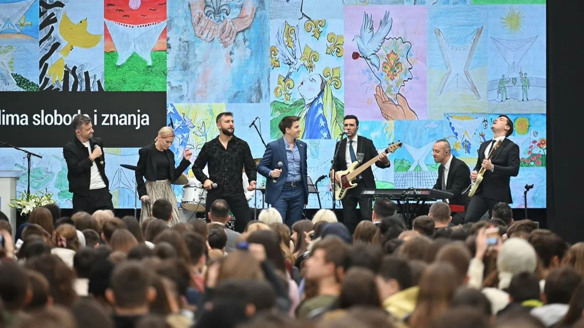 Učenici su satima uživali u raznovrsnom programu ispunjenom patriotskim pjesmama, emotivnim pričama i edukativnim historijskim sadržajima.