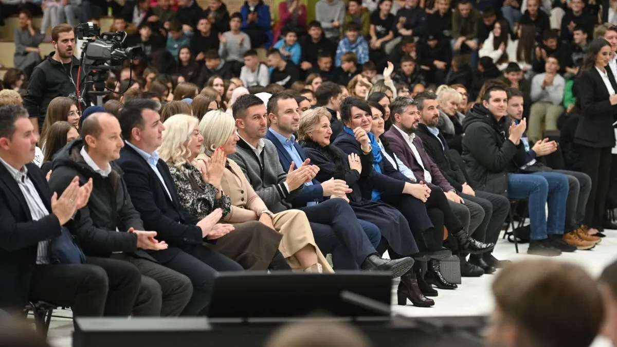 Učenici su satima uživali u raznovrsnom programu ispunjenom patriotskim pjesmama, emotivnim pričama i edukativnim historijskim sadržajima.