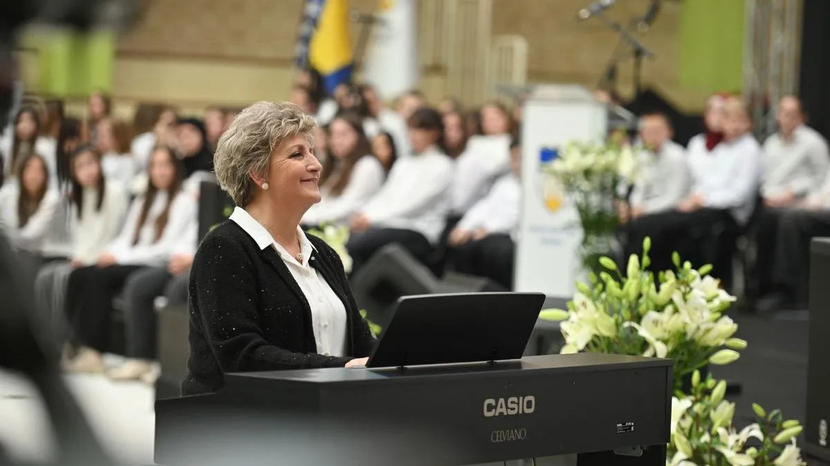 Učenici su satima uživali u raznovrsnom programu ispunjenom patriotskim pjesmama, emotivnim pričama i edukativnim historijskim sadržajima.