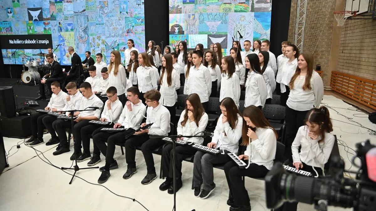 Učenici su satima uživali u raznovrsnom programu ispunjenom patriotskim pjesmama, emotivnim pričama i edukativnim historijskim sadržajima.