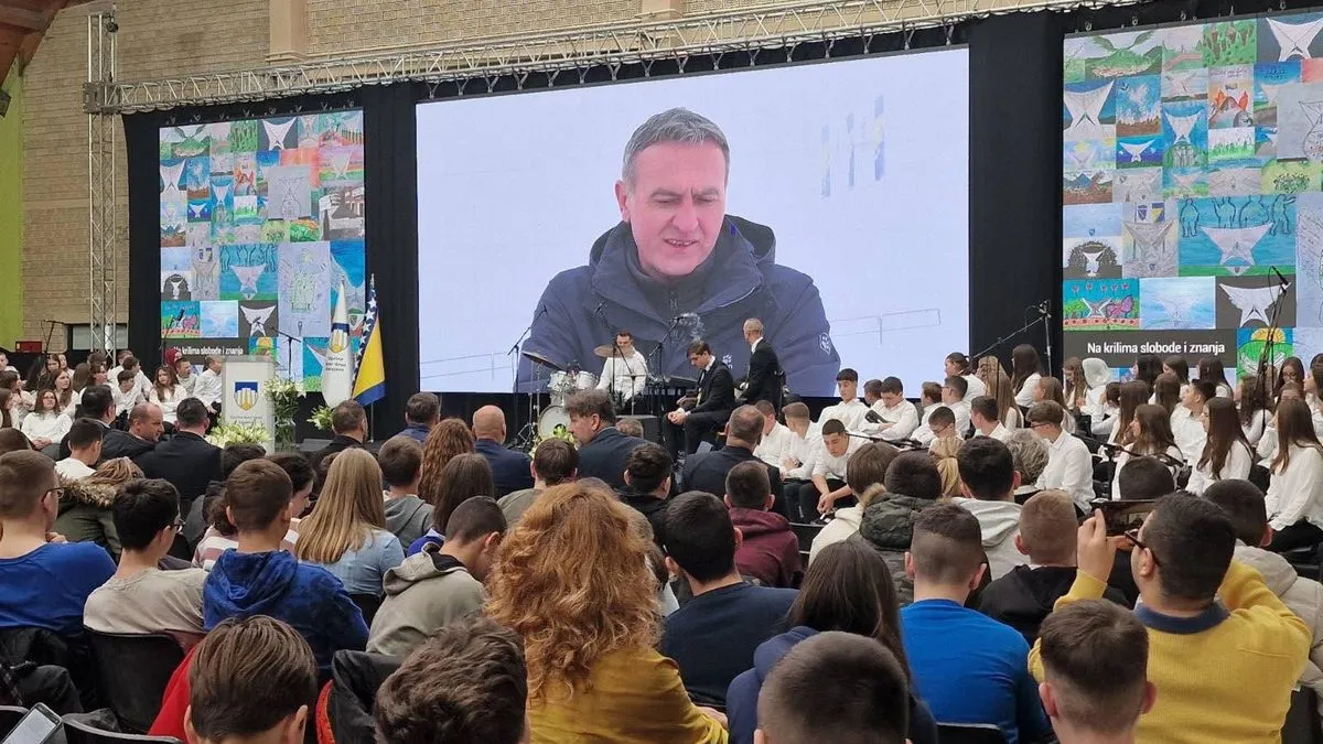 Učenici su satima uživali u raznovrsnom programu ispunjenom patriotskim pjesmama, emotivnim pričama i edukativnim historijskim sadržajima.