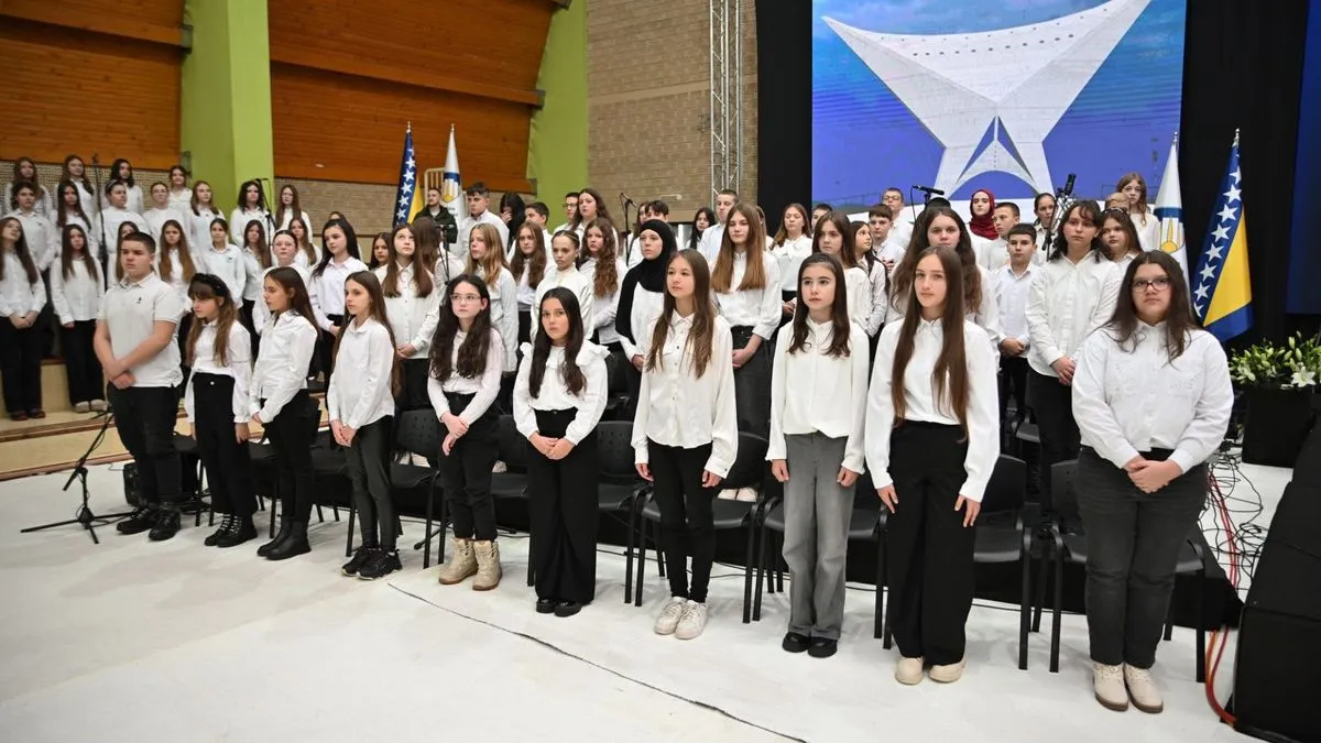 Učenici su satima uživali u raznovrsnom programu ispunjenom patriotskim pjesmama, emotivnim pričama i edukativnim historijskim sadržajima.