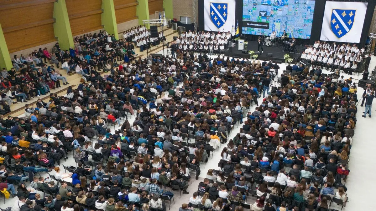 Učenici su satima uživali u raznovrsnom programu ispunjenom patriotskim pjesmama, emotivnim pričama i edukativnim historijskim sadržajima.