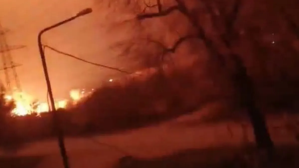 Na društvenim mrežama pojavili su se, kako tvrde ti izvori, videozapisi koji prikazuju snažnu eksploziju i požar u elektrani Starobeševo