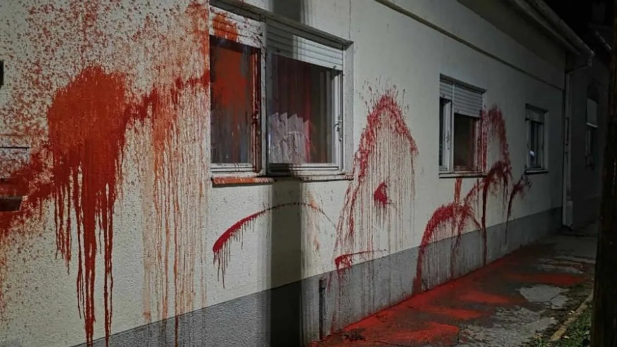 Ovaj čin je zabilježila i nadzorna kamera a kako tvrdi Stojković, vlasniku su upućene uvrede da je "ustaša" i prijetnje da će ga "zaklati"