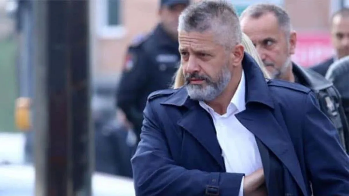 Ističe da se Dodik ne može predstavljati “većim Srbinom od drugih”, te da je potpuno neutemeljeno praviti problem oko jedne fotografije.