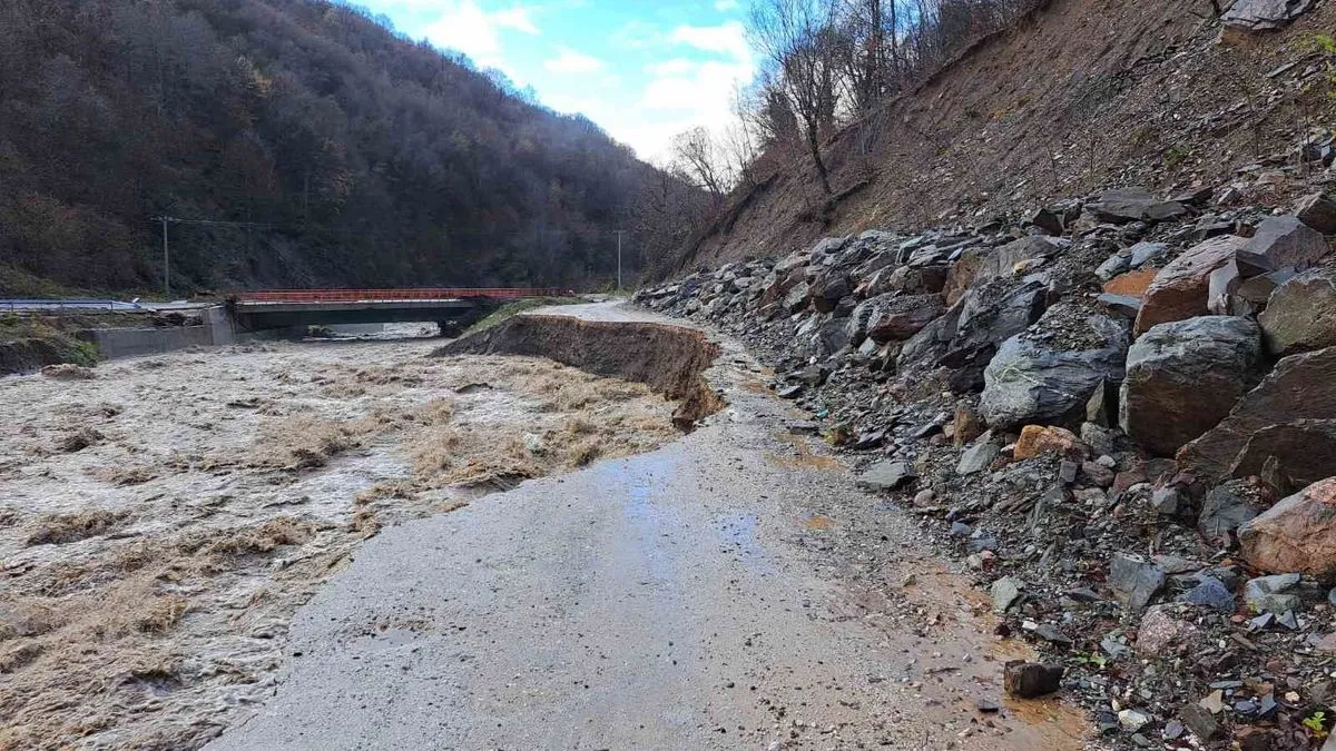 Mještani podsjećaju da ni više od godinu dana nakon teških poplava iz oktobra 2024. godine nije urađeno gotovo ništa kako bi se spriječile ovakve situacije.