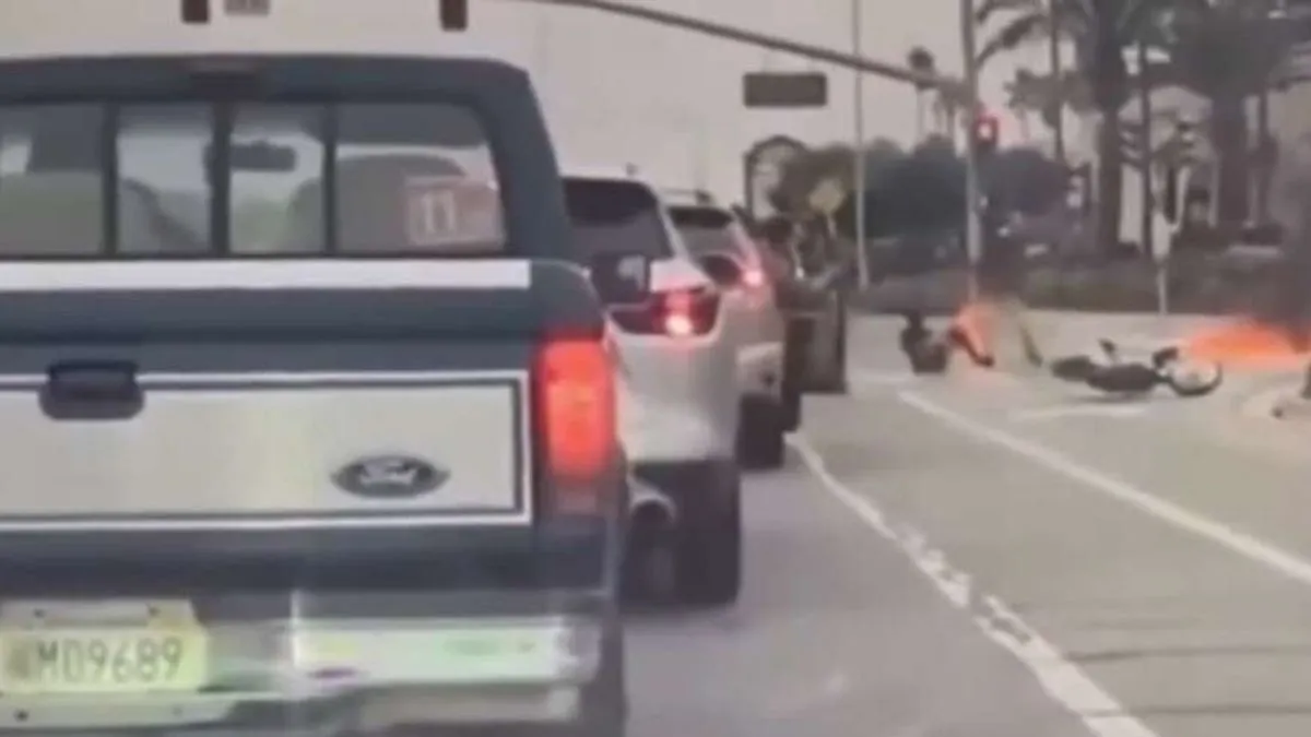 Njegov prijatelj je odmah pritrčao i pomogao mu da ugasi plamen dok se mladić kotrljao po raskrsnici