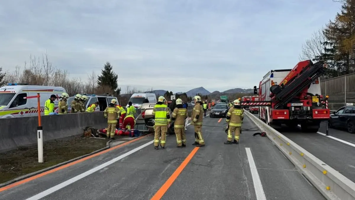 Mladić iz Bosne i Hercegovine povrijeđen je u udesu koji se desio danas nedaleko od Salzburga, na auto-putu kod Kuhla.