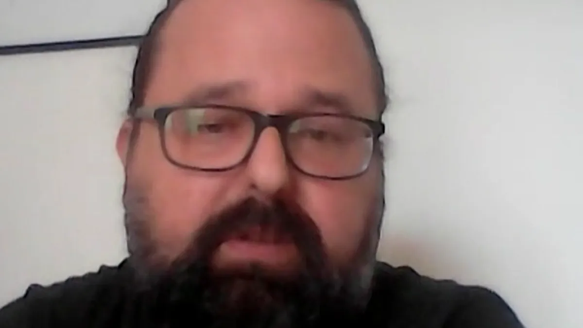 Sinoć je na zidu Ambasade Bosne i Hercegovine u Podgorici nepoznati neko, zapravo niko, zahvalio Ratku Mladiću na Srebrenici. 