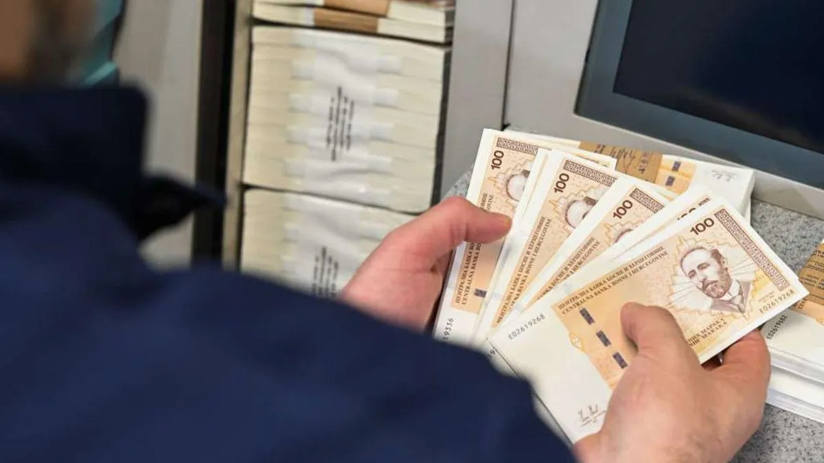 Ministar finansija Bosne i Hercegovine Srđan Amidžić najavio je da će državni uposlenici dobiti 1.000 KM naknade uz plaće za novembar. 