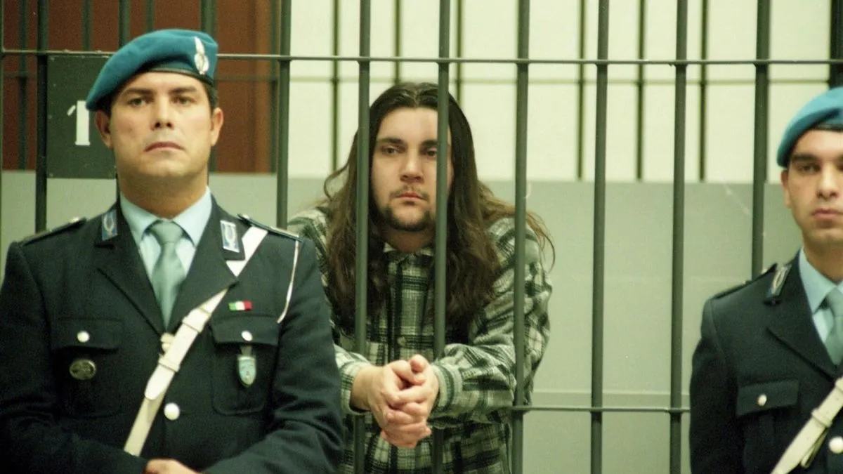 U potrazi za njim učestvuju karabinjeri i zatvorska policija, fokusirajući se na područje Varesea i Sardinije