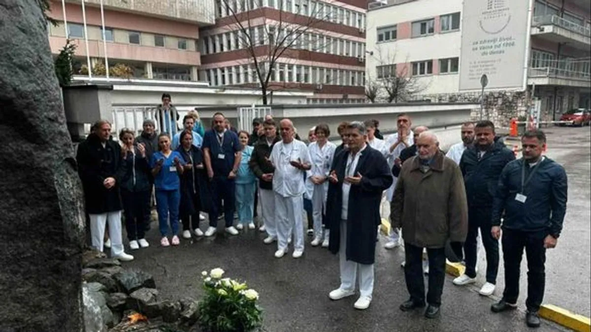 Za rad u periodu rata u Sarajevu i RBiH, te poslijeratni angažman u oblasti medicinskih nauka nagrađen je Šestoaprilskom nagradom Grada Sarajeva.
