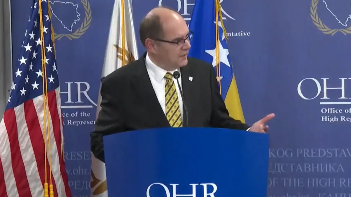 Visoki predstavnik Schmidt i kongresmen Turner otkrili su ploču s natpisom 'Trg dejtonskog mira' a zatim potpisali prigodnu povelju.