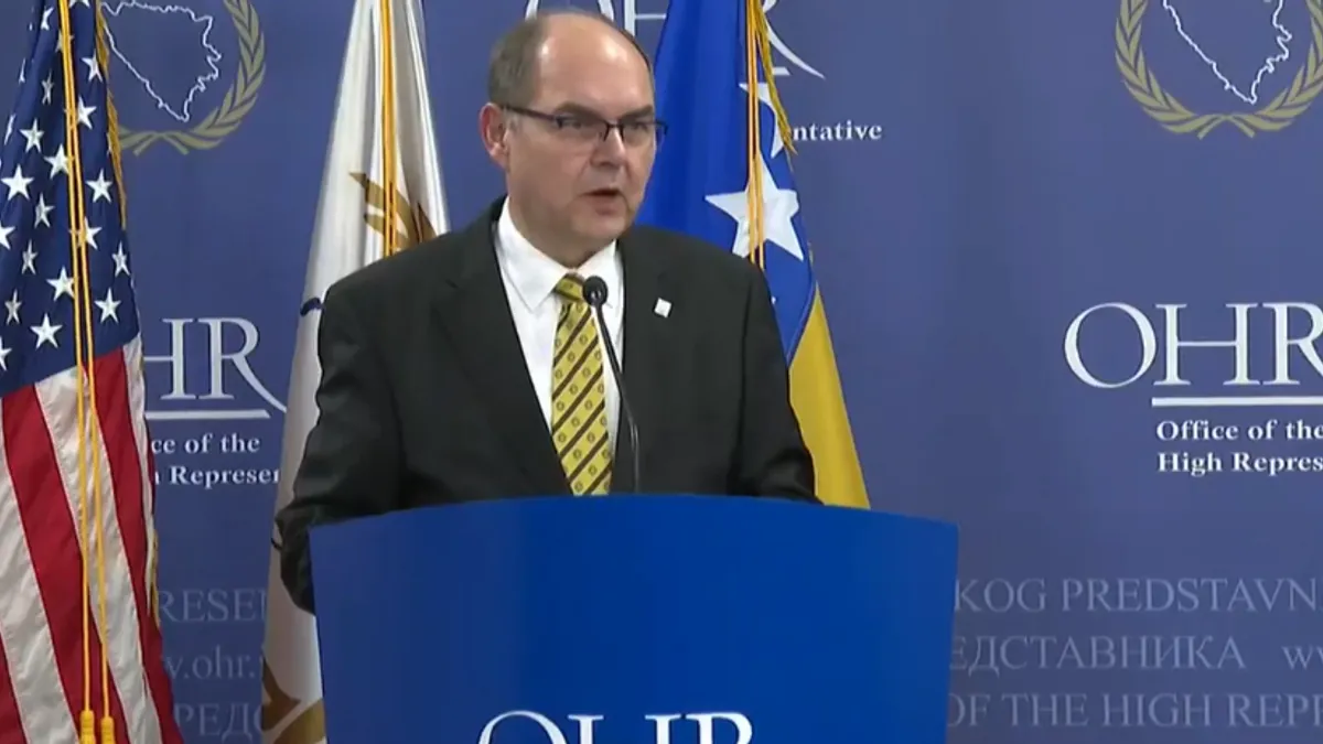 Visoki predstavnik Schmidt i kongresmen Turner otkrili su ploču s natpisom 'Trg dejtonskog mira' a zatim potpisali prigodnu povelju.