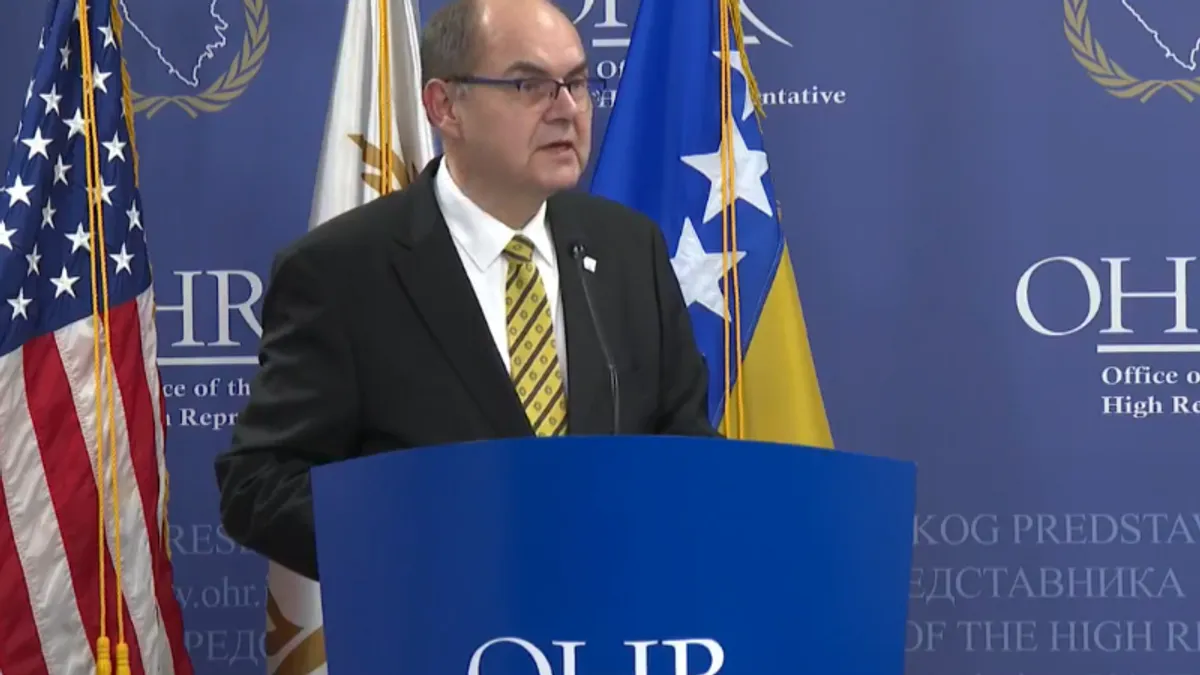 Visoki predstavnik Schmidt i kongresmen Turner otkrili su ploču s natpisom 'Trg dejtonskog mira' a zatim potpisali prigodnu povelju.