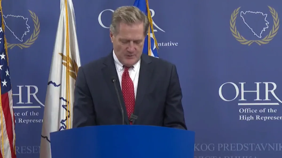 Visoki predstavnik Schmidt i kongresmen Turner otkrili su ploču s natpisom 'Trg dejtonskog mira' a zatim potpisali prigodnu povelju.