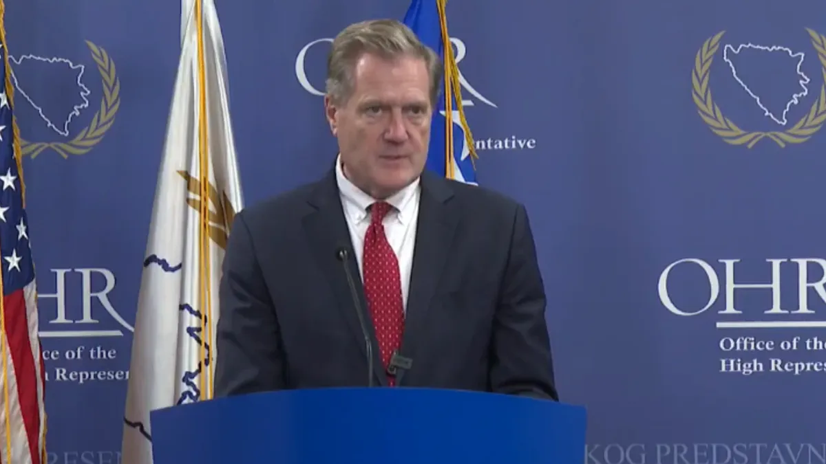 Visoki predstavnik Schmidt i kongresmen Turner otkrili su ploču s natpisom 'Trg dejtonskog mira' a zatim potpisali prigodnu povelju.