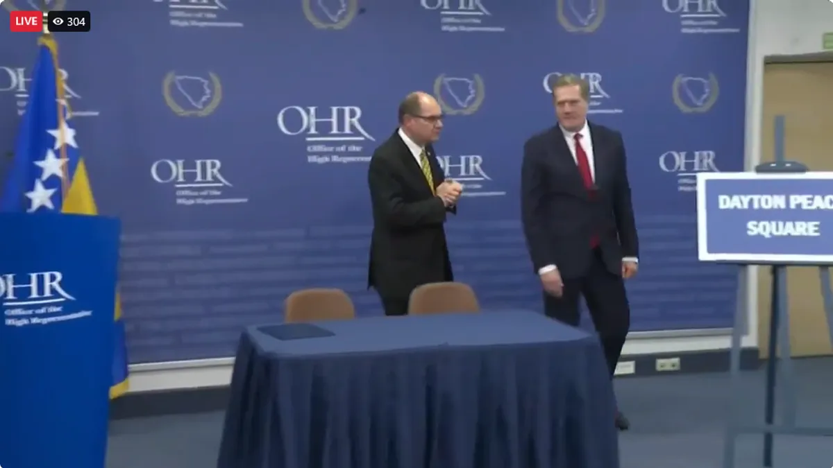 Visoki predstavnik Schmidt i kongresmen Turner otkrili su ploču s natpisom 'Trg dejtonskog mira' a zatim potpisali prigodnu povelju.