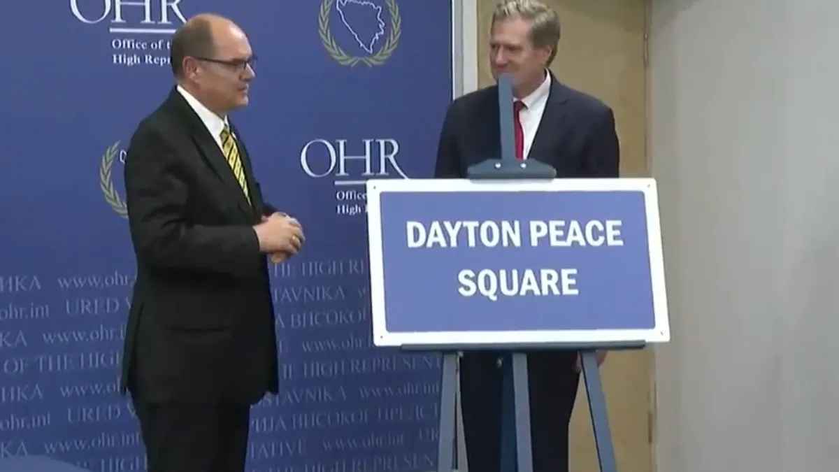Visoki predstavnik Schmidt i kongresmen Turner otkrili su ploču s natpisom 'Trg dejtonskog mira' a zatim potpisali prigodnu povelju.