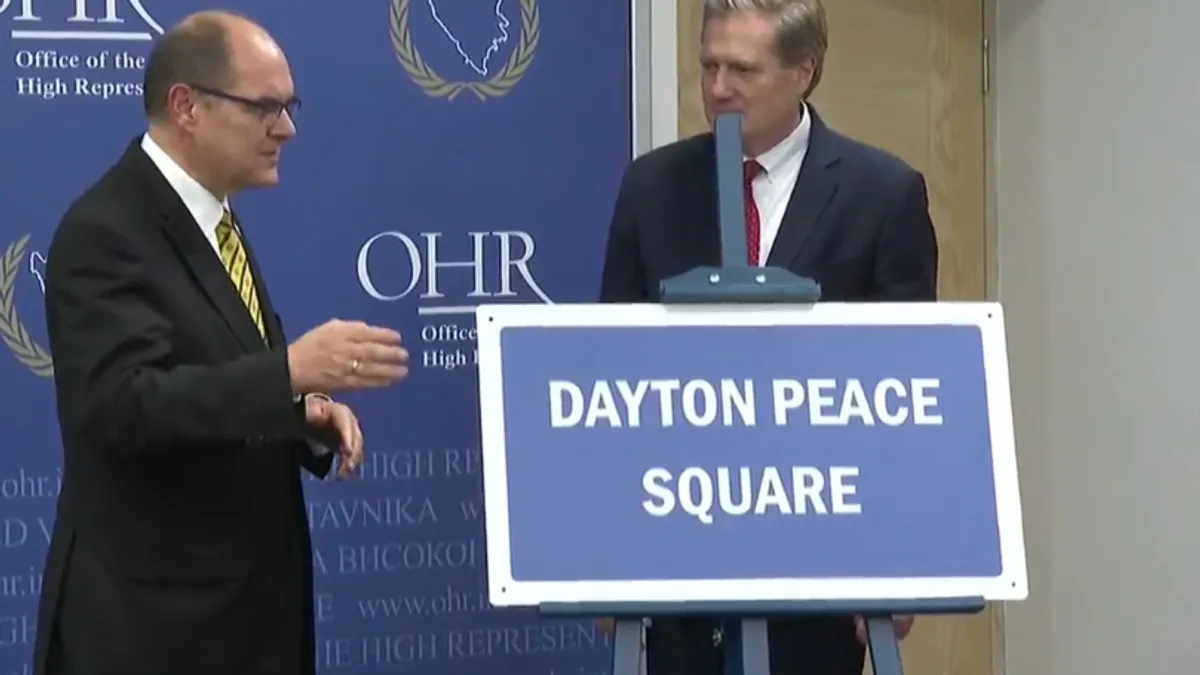 Visoki predstavnik Schmidt i kongresmen Turner otkrili su ploču s natpisom 'Trg dejtonskog mira' a zatim potpisali prigodnu povelju.