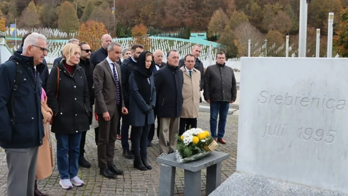 Ističe da oni koji su odgovorni za te zločine moraju biti pozvani na odgovornost i izvedeni pred lice pravde, bez izuzetka