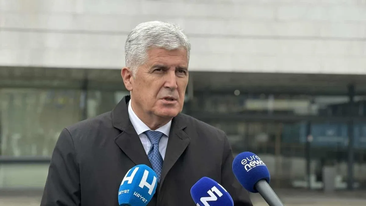 Zgradu ambasade prvi je napustio predsjednik HDZ-a Dragan Čović koji je dao kratku izjavu