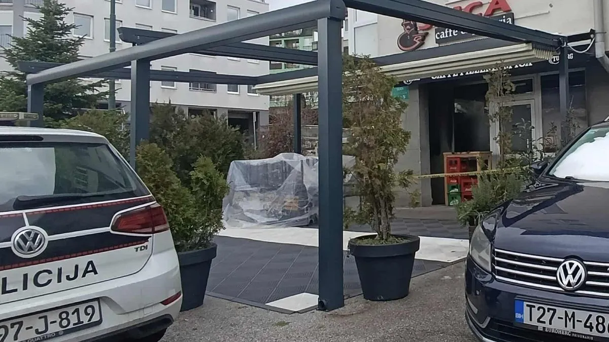 Kako se nezvanično saznaje, nepoznato lice u crnoj dukserici je prišlo objektu, polilo ga benzinom te potom zapalilo. 